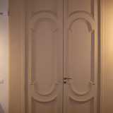 ...divise dalle originali porte in legno